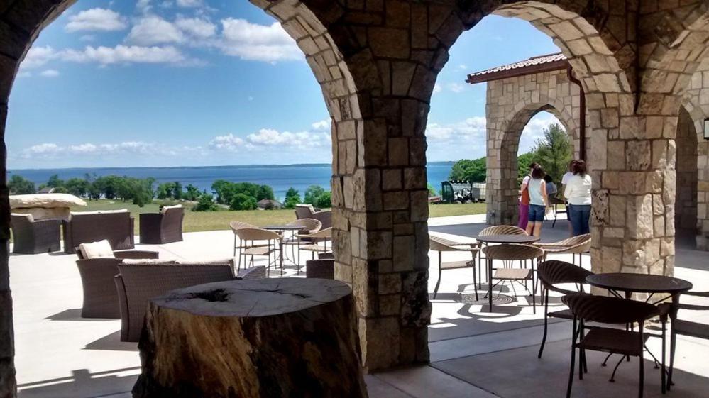 Gorgeous 2 Bedroom Lake View Condo Traverse City Ngoại thất bức ảnh