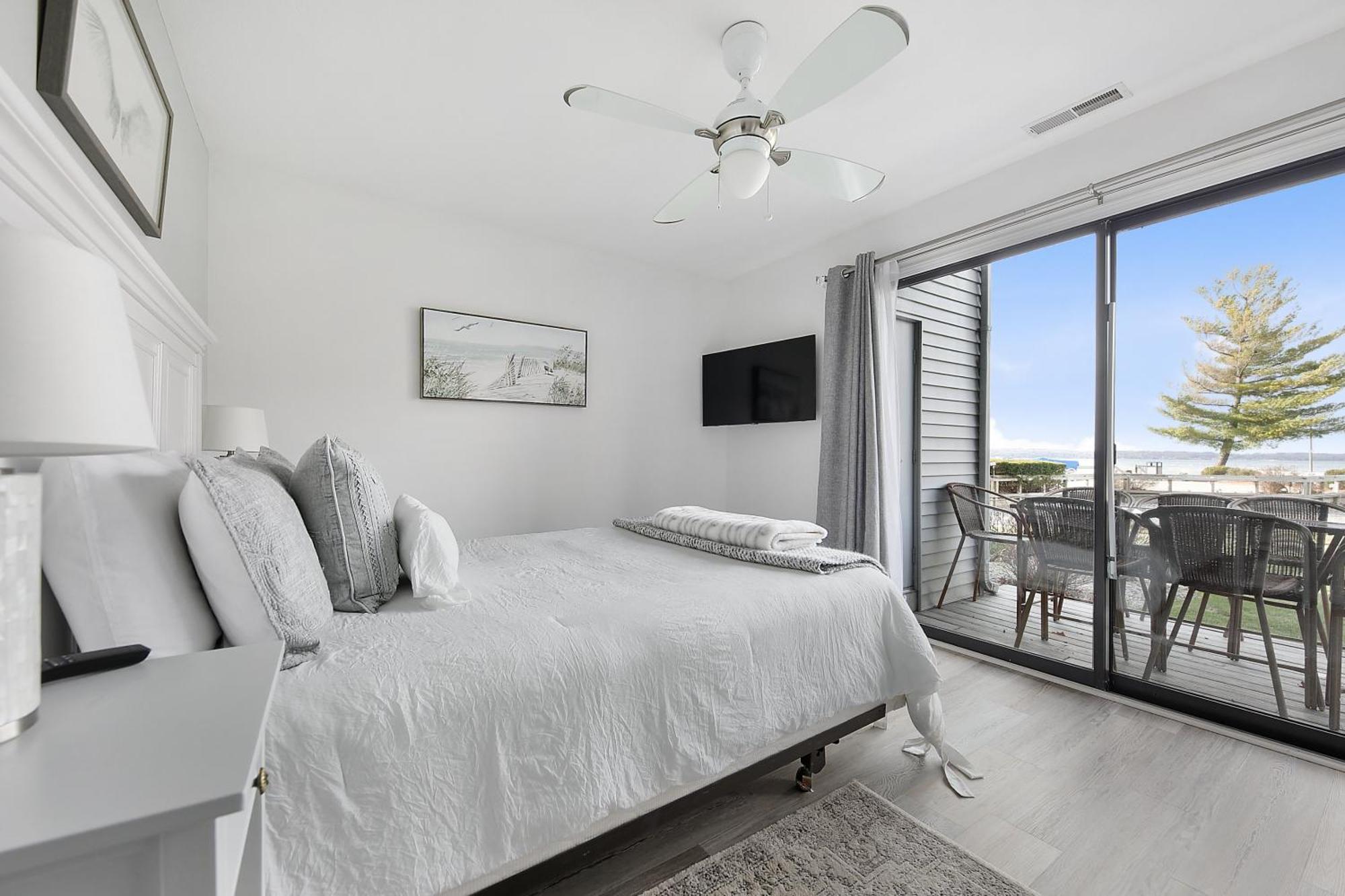 Gorgeous 2 Bedroom Lake View Condo Traverse City Ngoại thất bức ảnh