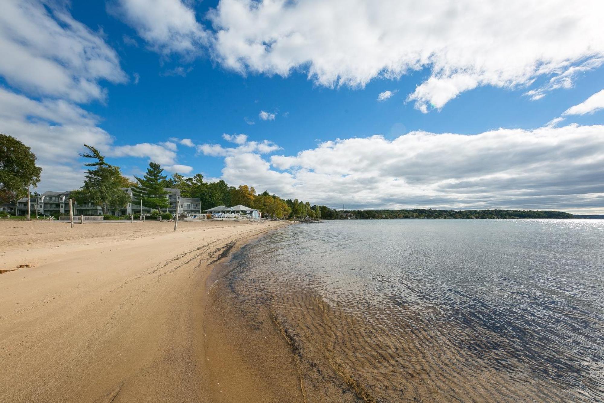 Gorgeous 2 Bedroom Lake View Condo Traverse City Ngoại thất bức ảnh