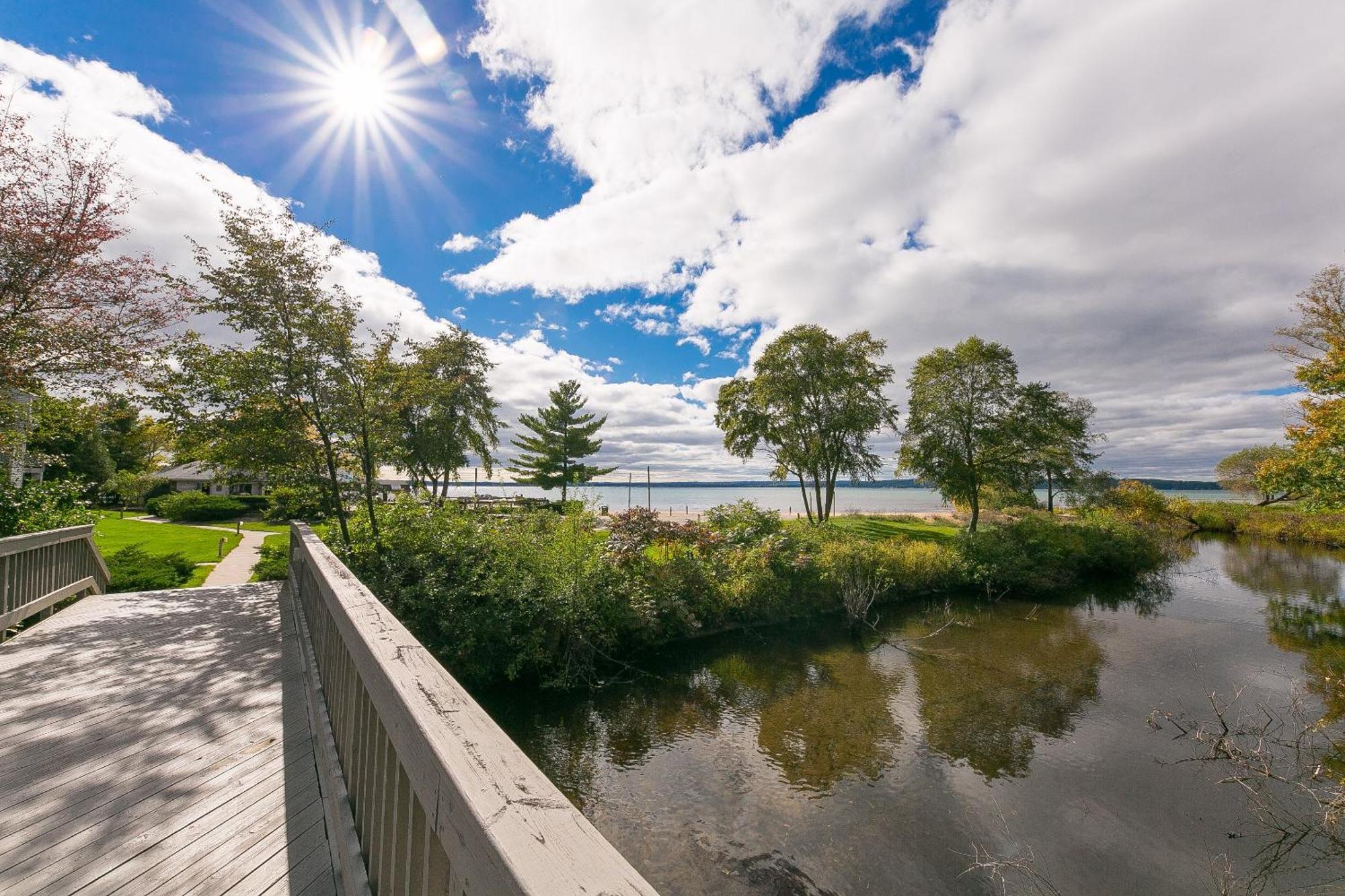 Gorgeous 2 Bedroom Lake View Condo Traverse City Ngoại thất bức ảnh