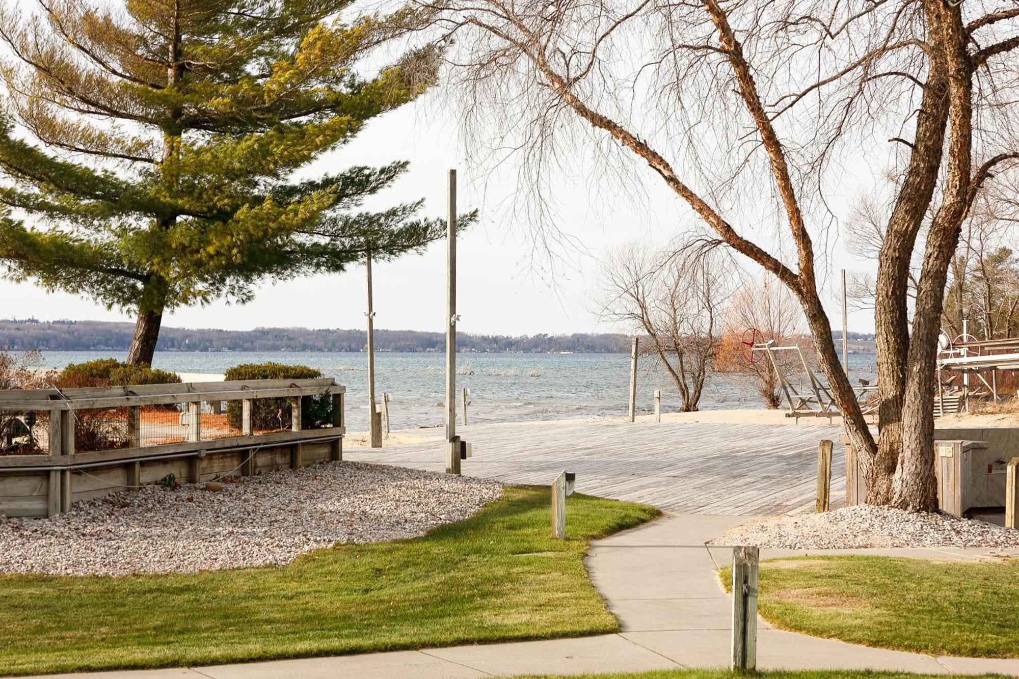 Gorgeous 2 Bedroom Lake View Condo Traverse City Ngoại thất bức ảnh